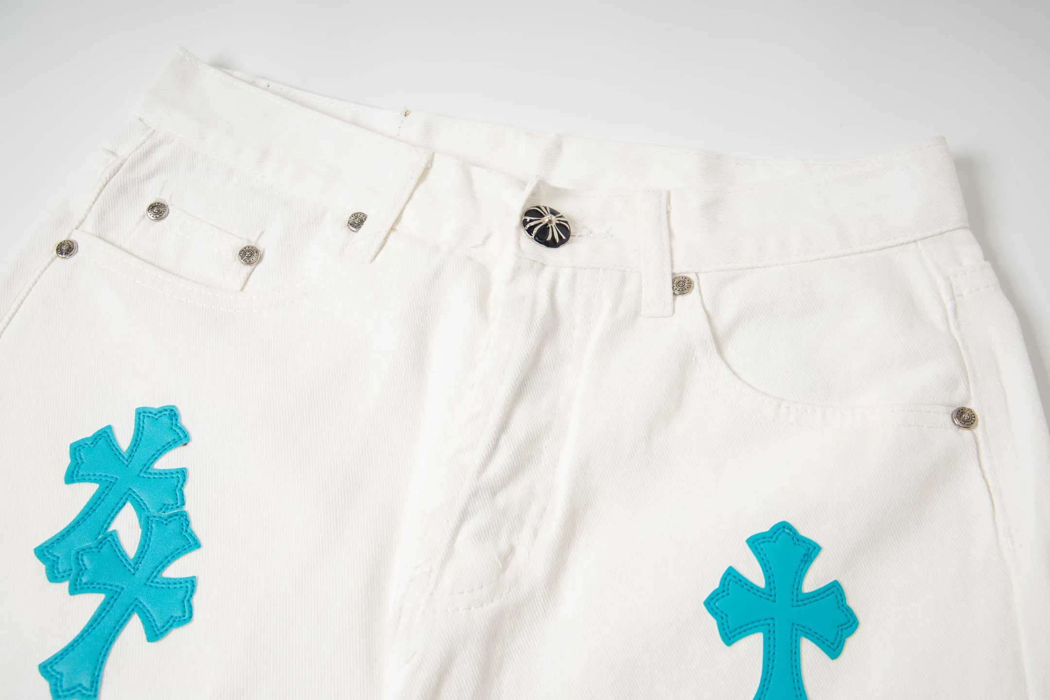P220 high version, running quantity) Chrome Hearts white pants, green leather, hot style patchwork couple's best friend jeans. CH jeans need to be washed and then disassembled and hand-ordered with sheepskin cross leather and then spliced ​​to complete. The whole piece has too many craftsmanship to describe. The patches are decorated with cross flowers, and the high-waisted washed jeans! ! Absolutely high-end luxury products, god-level single products and super popular products, made with top heavy industry, a must-see magic weapon. Customized hardware. The fabric is thick and soft after washing. It has good breathability. Customized small leather label. Unique design. The details are simple and elegant, and the workmanship is exquisite. The entire trousers are neatly routed and the details are in place! It’s so cool that both men and women can easily control the genderless trend! Style number: 1816# Color: white pants and green leather Size: 28 30 32 34 36